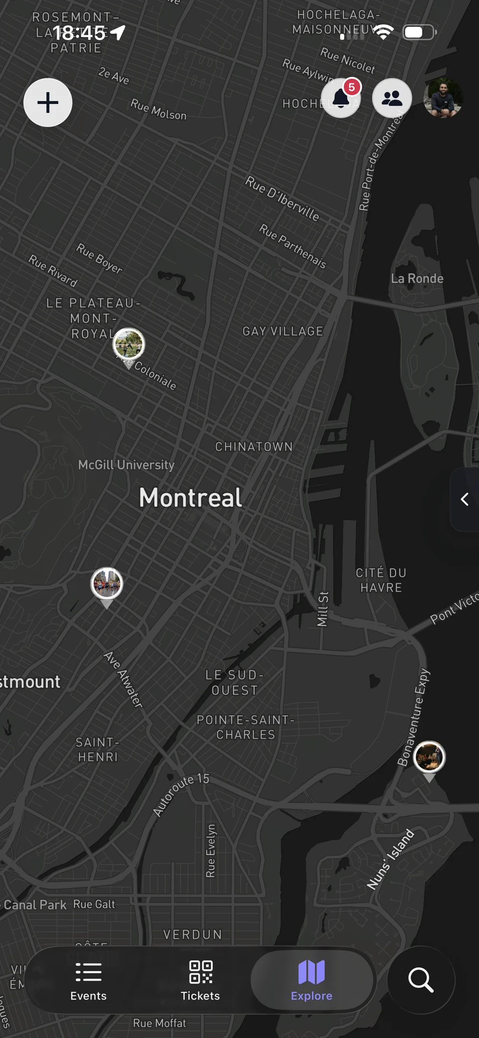L'écran Explorer d'EVNT : une carte de Montréal en mode nuit, avec des événements épinglés par quartier.